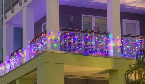 IP44 czy IP20? Nie wieszaj tych lampek na balkonie!