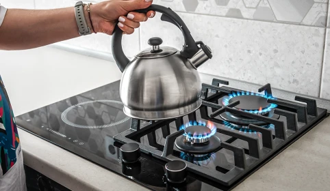Płyty indukcyjne kontra kuchenki gazowe