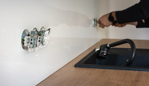 Na jakiej wysokości montować gniazdka w kuchni?