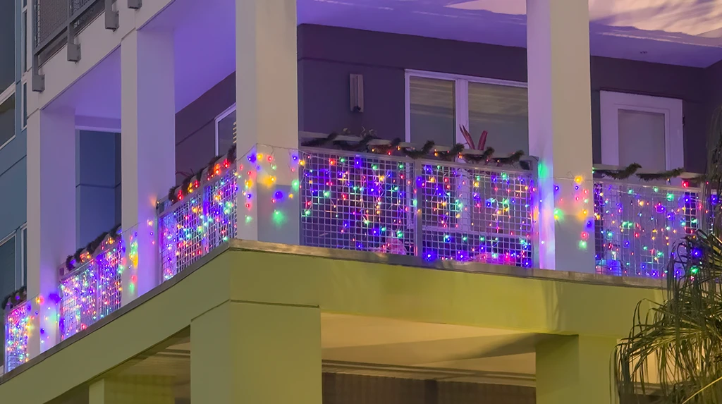 IP44 czy IP20? Nie wieszaj tych lampek na balkonie!