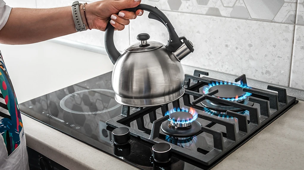 Płyty indukcyjne kontra kuchenki gazowe