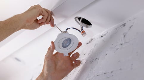 Podłączenie uziemienia w lampie