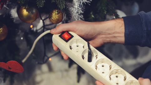 Czy Twoja listwa to wytrzyma? Jak nie spalić instalacji w Wigilię