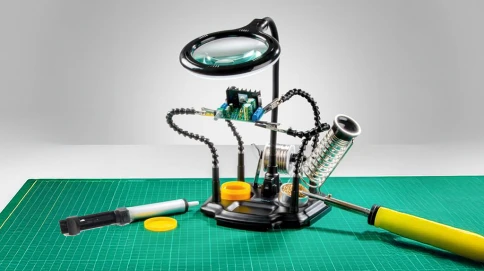 Pomoc lutownicza z lampą powiększającą