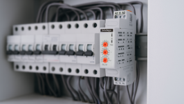 Nowe urządzenie w instalacjach automatyki – co oferuje przekaźnik A26-TR-U1P?