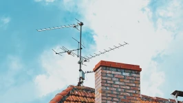 Inwersja temperatury a problemy z odbiorem DVB-T2 i DAB+. Dlaczego jesienią i zimą sygnał potrafi zanikać?