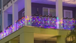 IP44 czy IP20? Nie wieszaj tych lampek na balkonie!