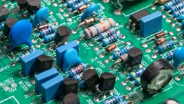 Od problemu do szansy — jak bariera energetyczna stała się atutem tranzystorów organicznych