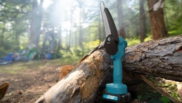 Mobilny pomocnik do drewna i gałęzi. Akumulatorowa piła łańcuchowa Extralink TM-107