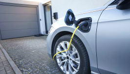 Ile energii tracimy przy ładowaniu aut elektrycznych? Wallbox kontra szybka ładowarka