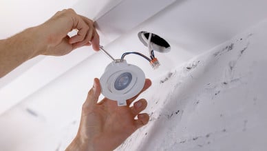 Podłączenie uziemienia w lampie