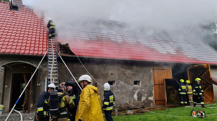 Pożar po wyładowaniu piorunowym w metalowy dach
