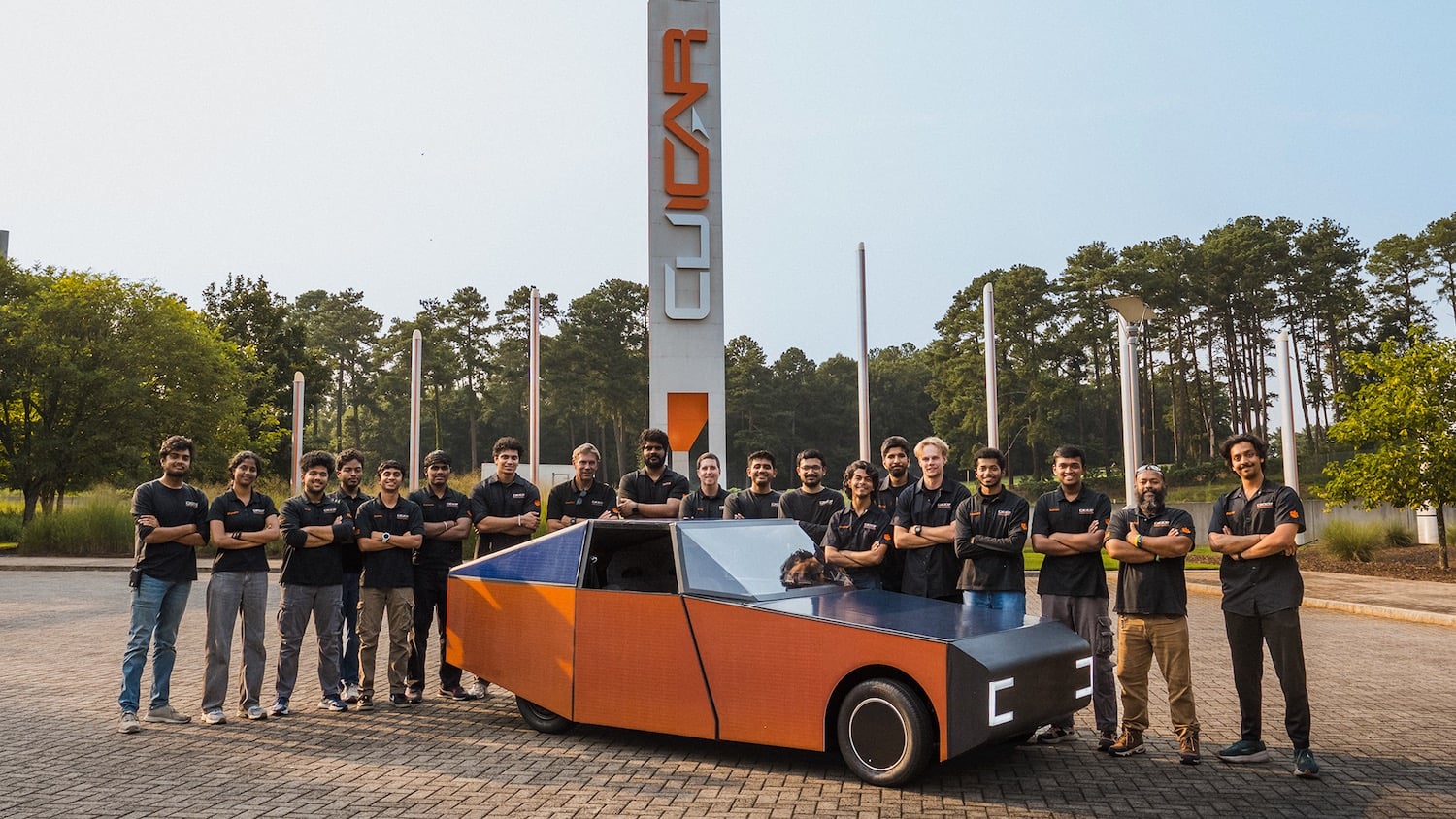 16 student&oacute;w, kt&oacute;rzy opracowali Deep Orange 17, ukończy 7 sierpnia studia, uzyskując tytuł magistra inżynierii motoryzacyjnej