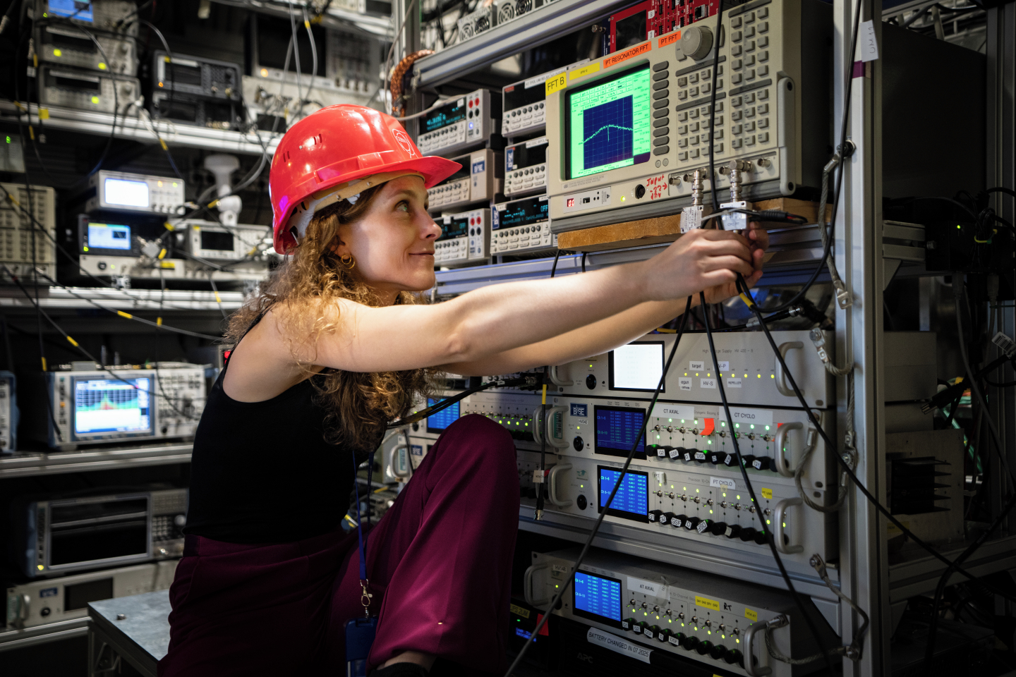 Dr Barbara Latacz podczas pracy w ramach eksperymentu BASE (fot. CERN)