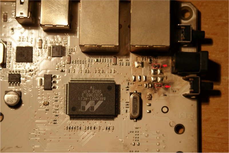 Spalone elementy SMD na płycie głównej komputera