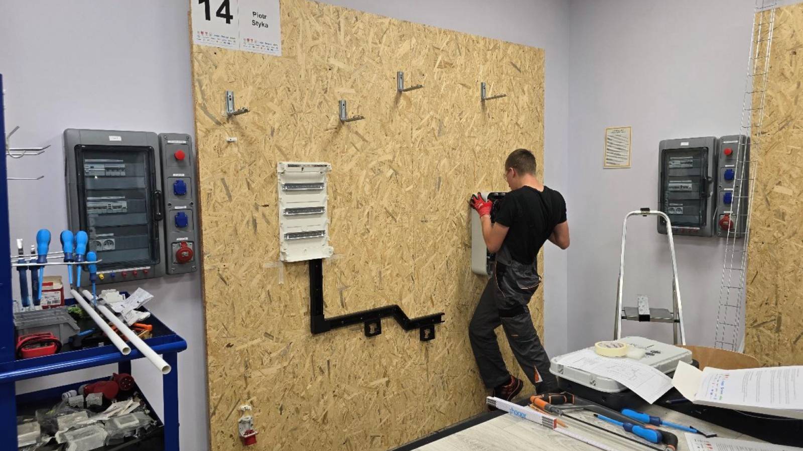 złoty bezpiecznik prace montażowe - zdjęcie 1