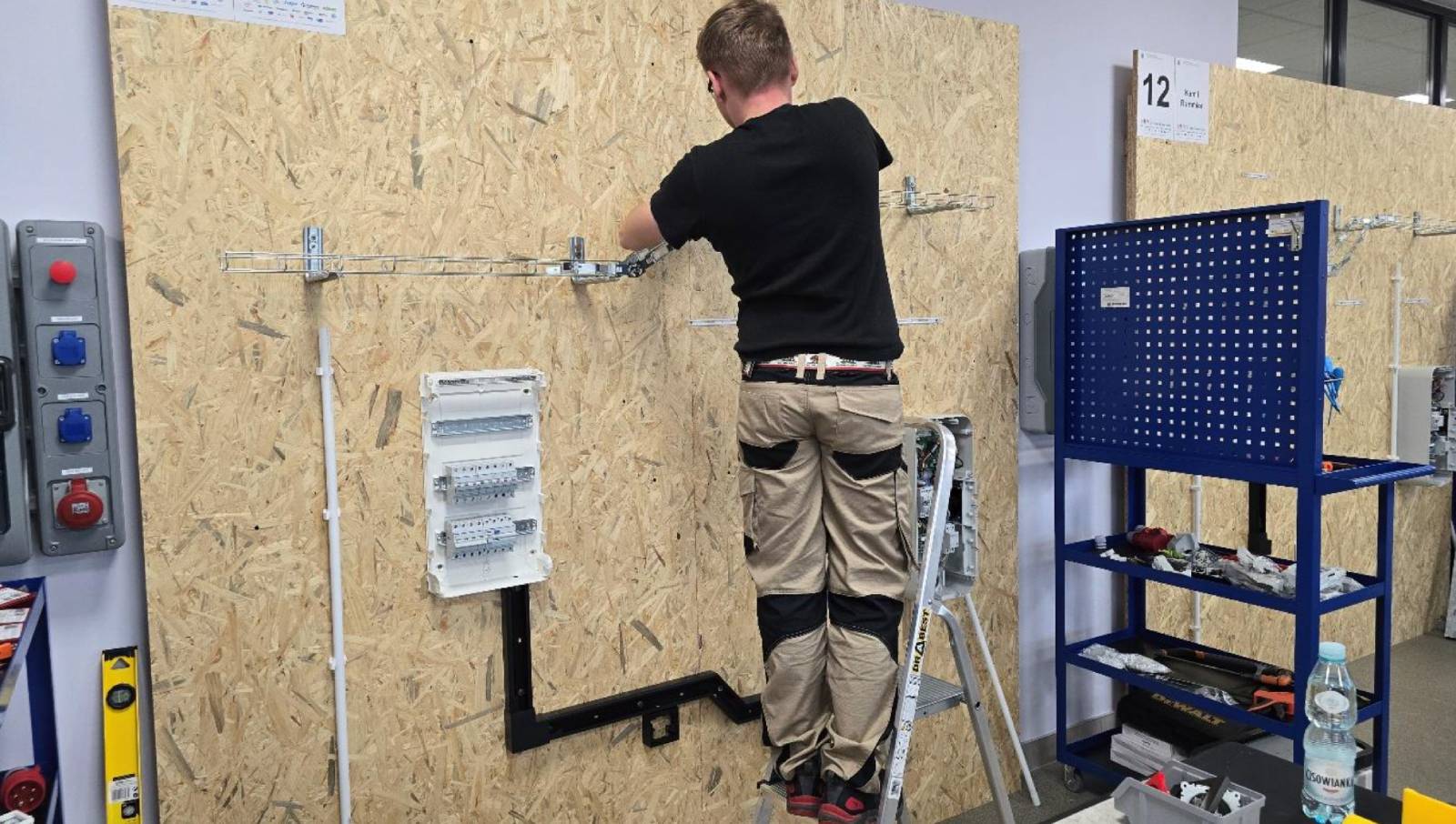 złoty bezpiecznik prace montażowe - zdjęcie 2