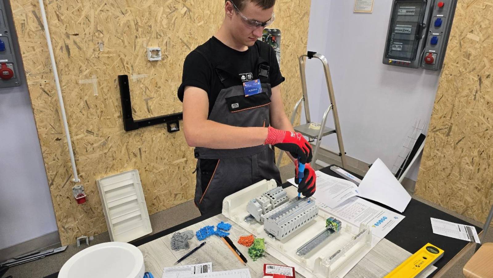 złoty bezpiecznik prace montażowe - zdjęcie 3