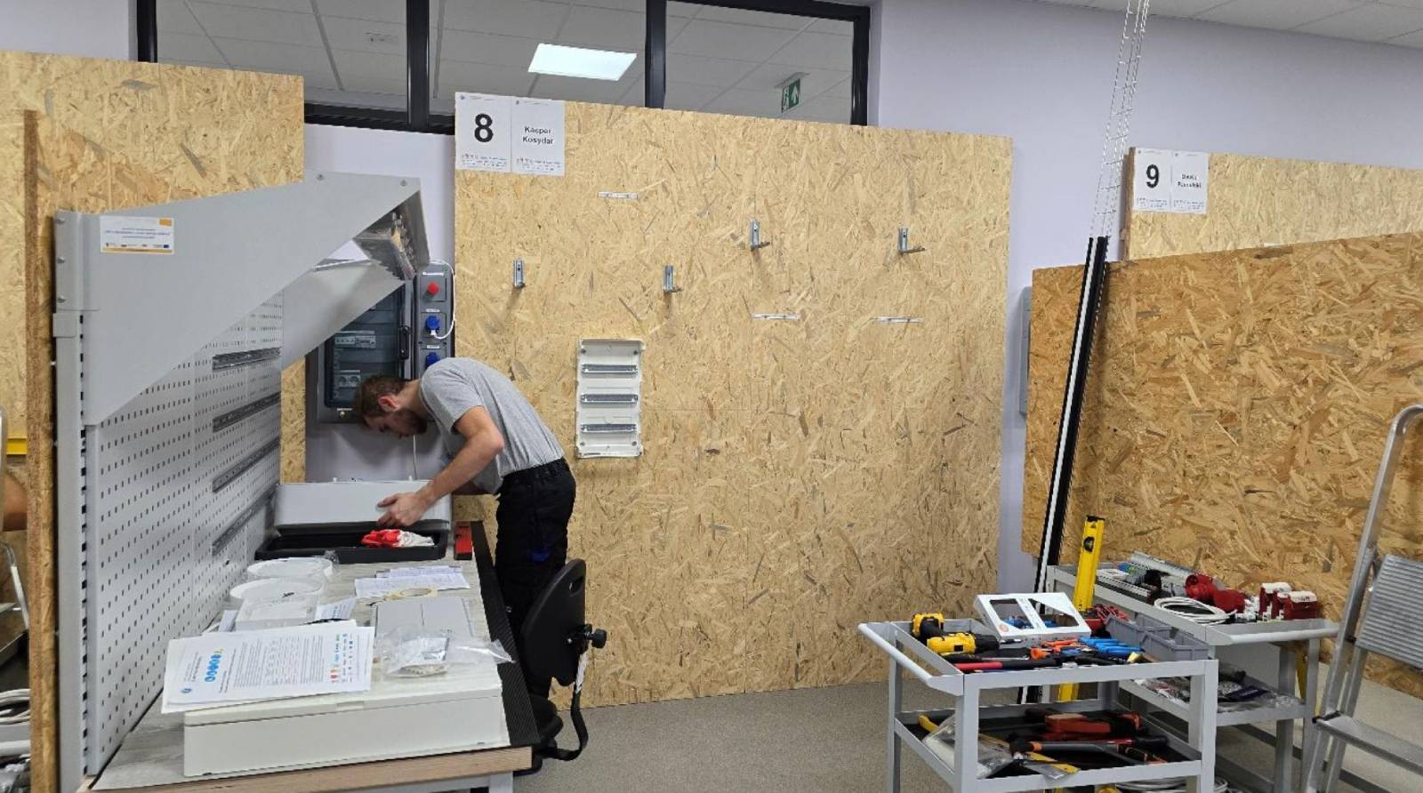 konkurs złoty bezpiecznik - uczestnik podczas zadania elektrycznego